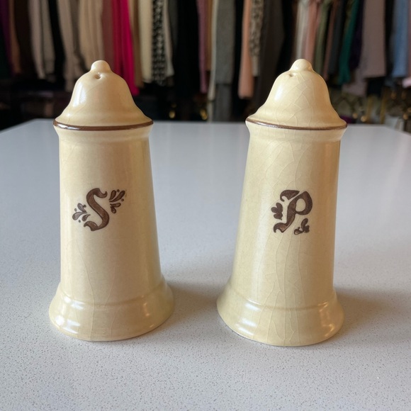Vintage Pfaltzgraff Cream Ceramic Salt and Pepper Shakers - Picture 1 of 6